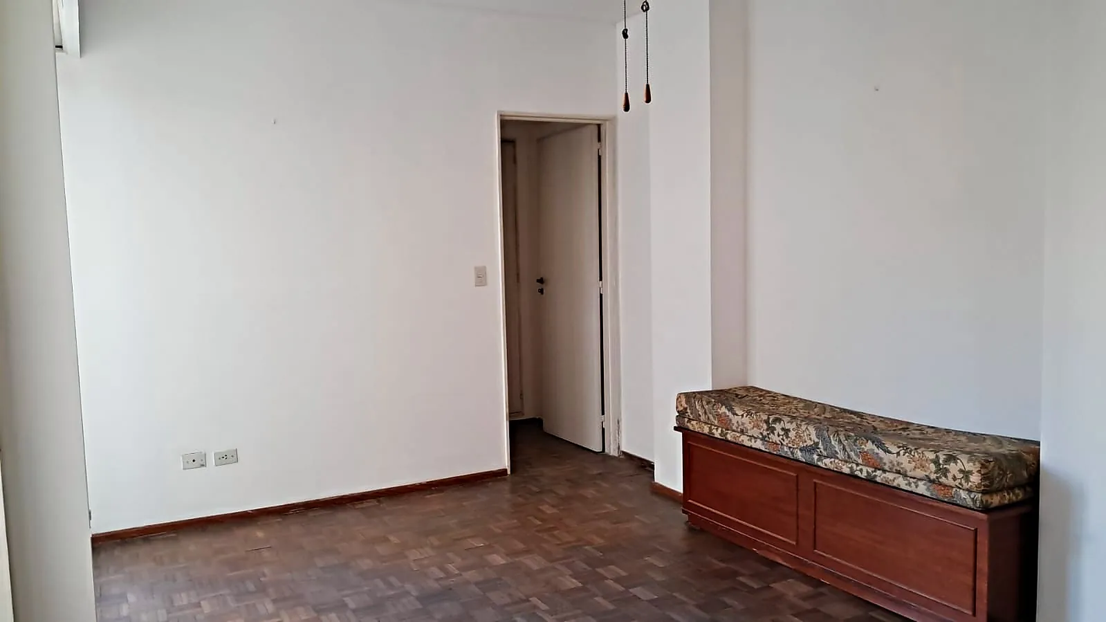 Ambiente con una pared lisa lista para simular colores