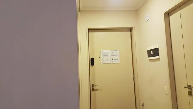 Después: pared de acento gris y paredes crema terminadas