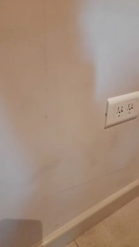 Antes: pared marcada y manchada