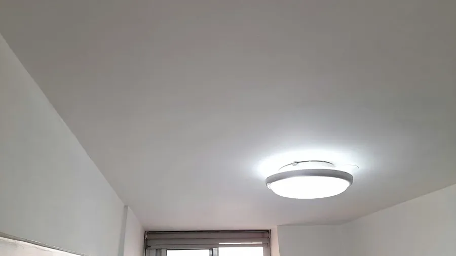 Después: techo liso y blanco recién pintado